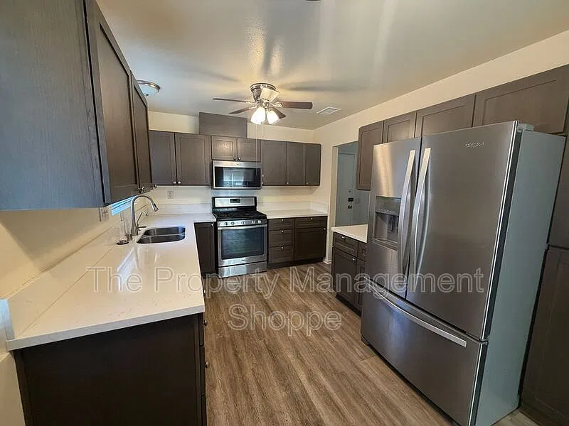 3 bed, 2.0 bath, 1465 sqft, $4,200 — Photo 2