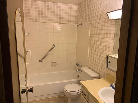 4th image of 52174 Friars Ct APT A