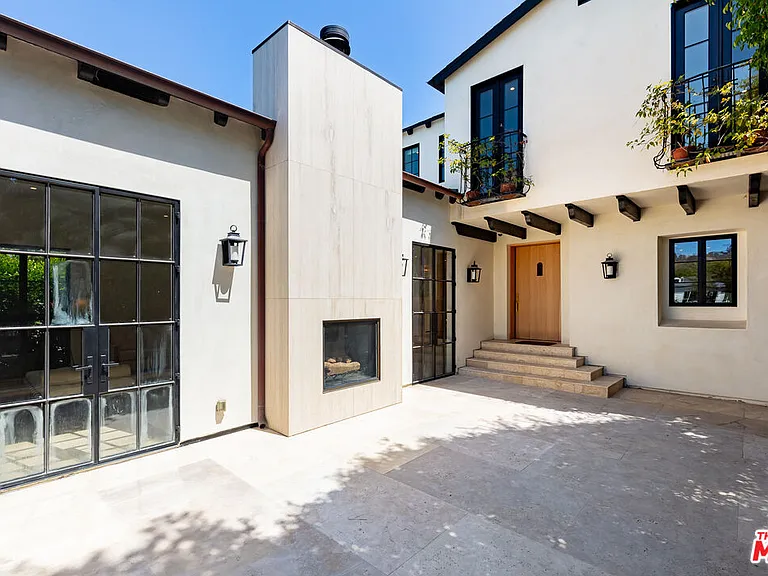 1001 Hanover Dr — Photo 3
