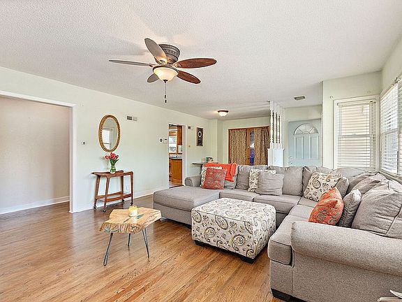 3rd image of 612 Glen Park Ln