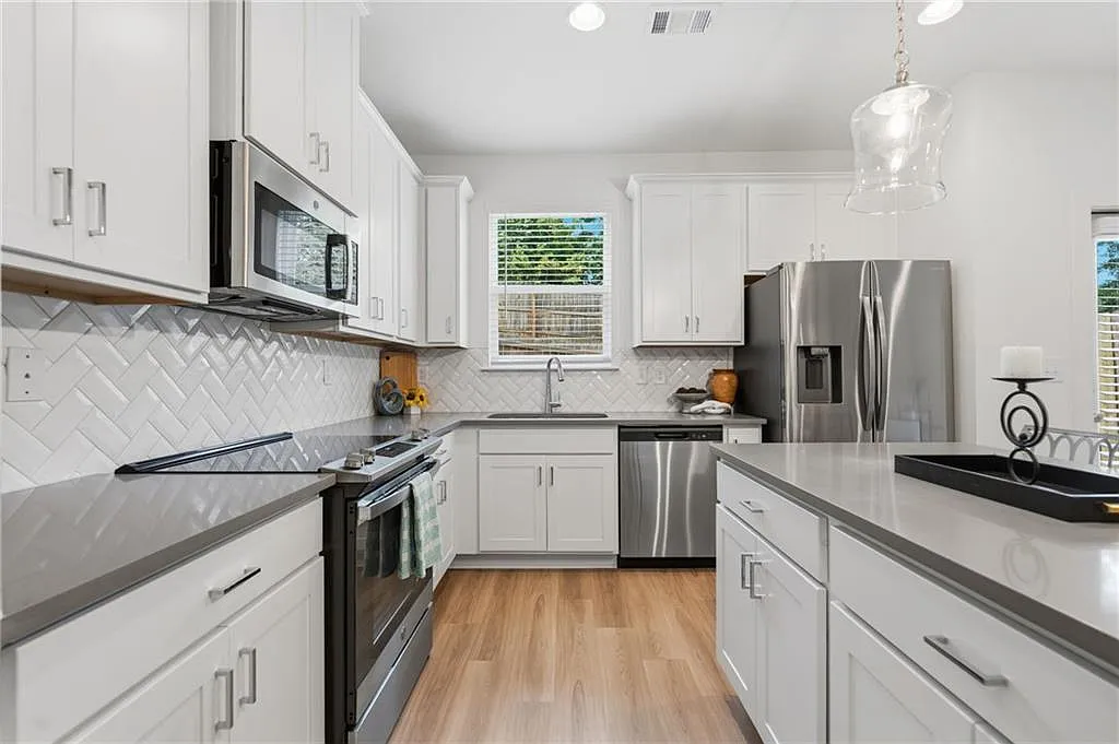 3 bed, 2.5 bath, 1600 sqft, $2,195 — Photo 4