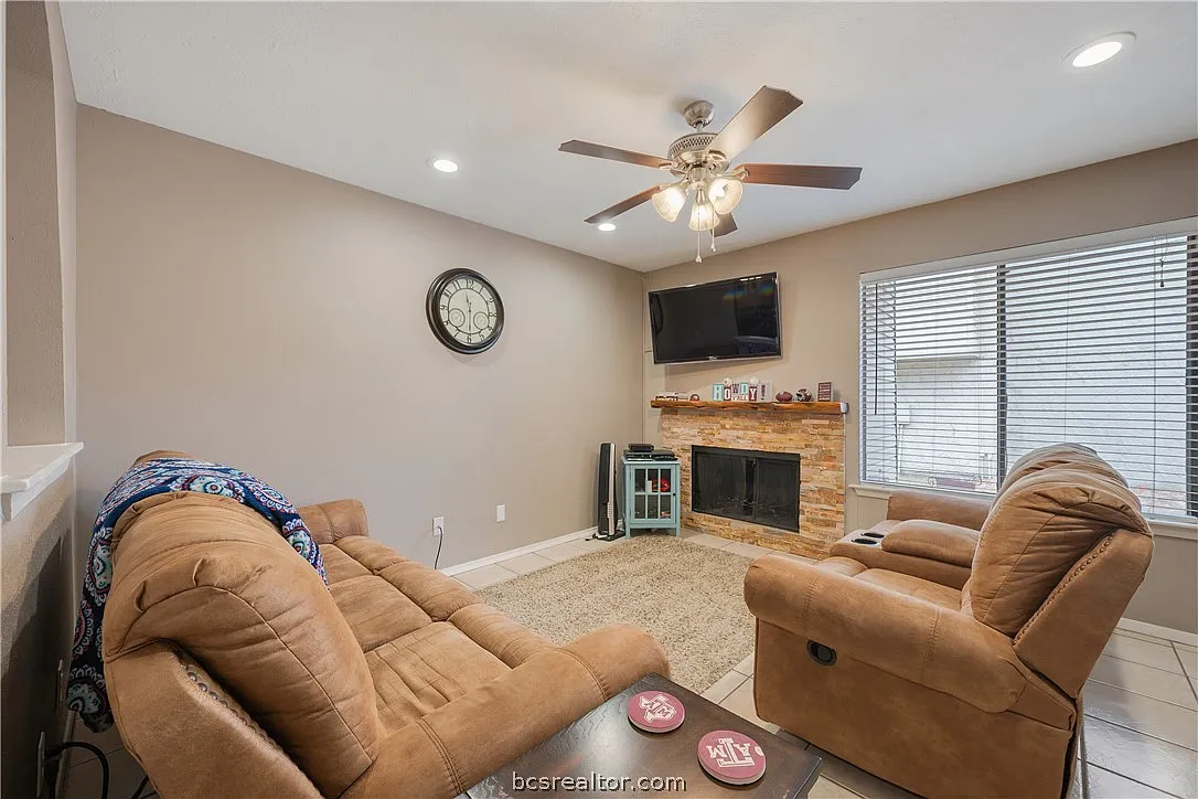 2 bed, 1.5 bath, 1056 sqft, $1,150 — Photo 4