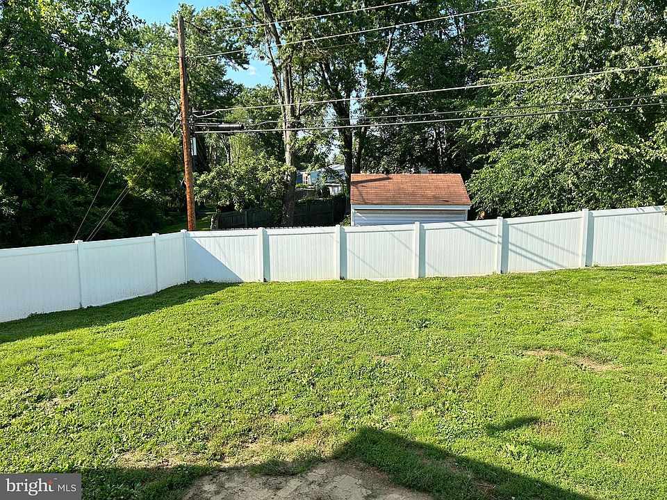 2nd image of 1215 Keithmont Rd