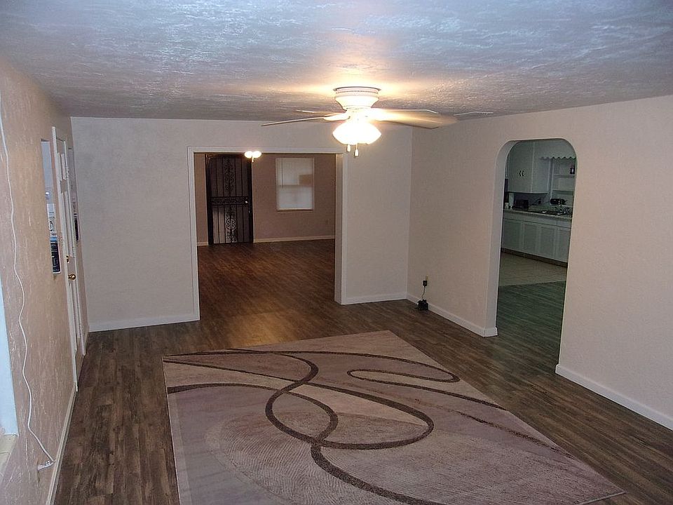 Living Room. 22'x13'