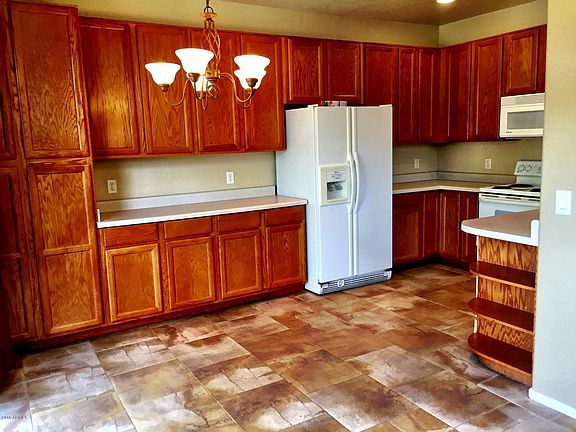 5th image of 226 W Mountain Sage Dr