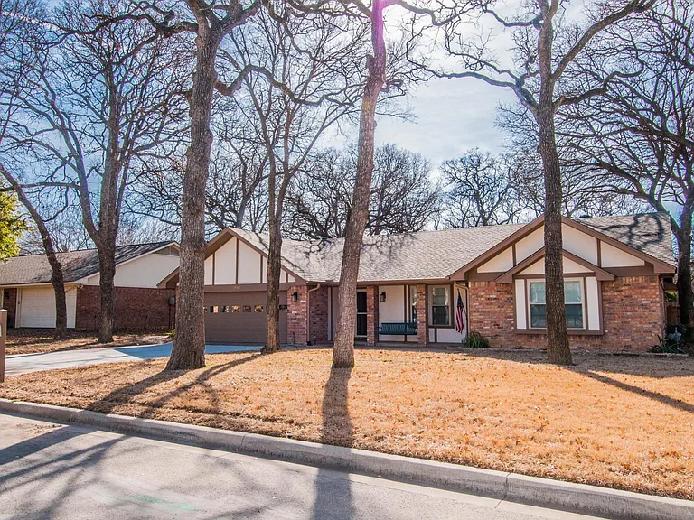 2947 Southridge Dr — Photo 2