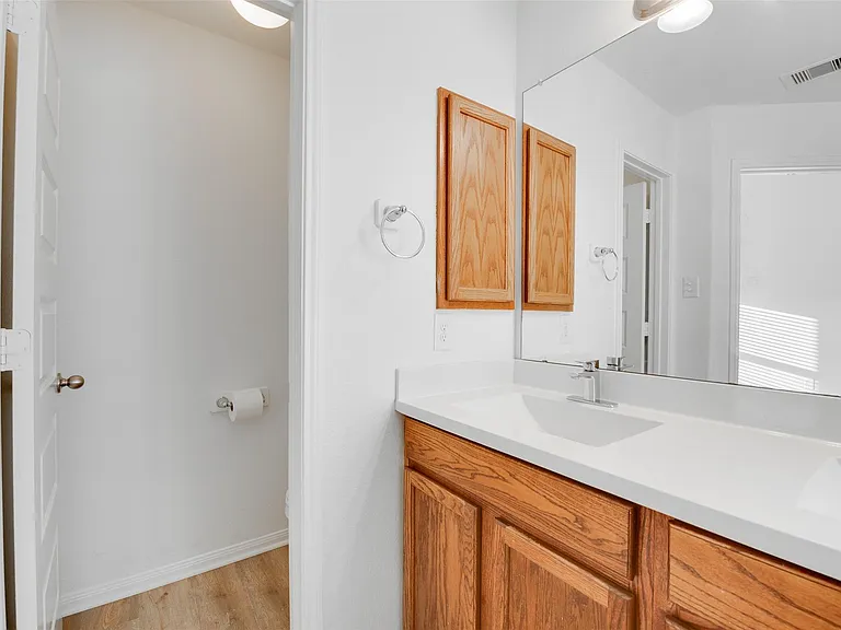 2410 Lakecrest Town Dr — Photo 19