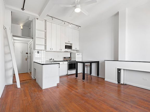 4th image of 140 W 69th St APT 115B