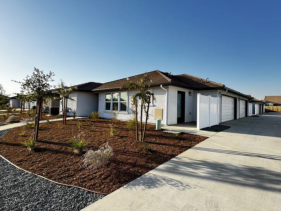2472 Oakmont Cir #D