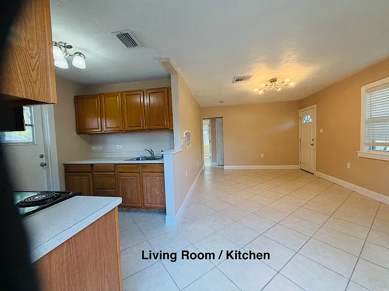 4481 Crestwood Dr N — Photo 5