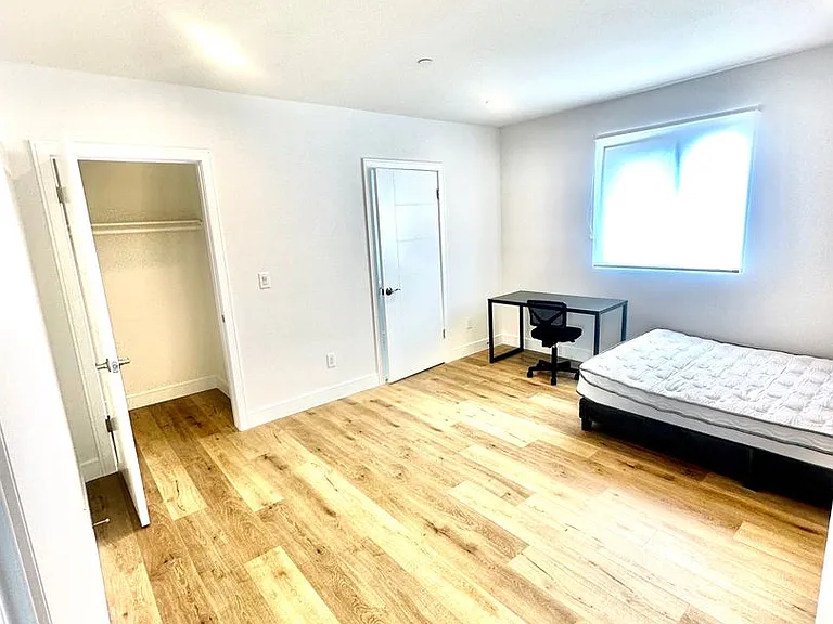 1543 W 37th Pl — Photo 33
