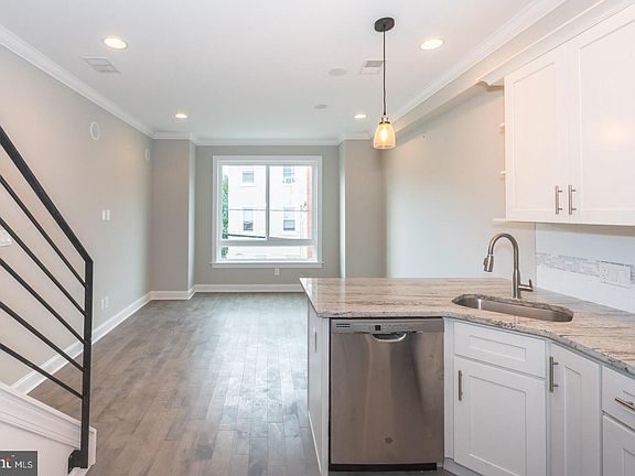 3rd image of 924 W Susquehanna Ave #2