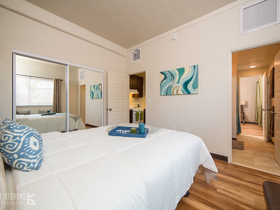 Wakea Garden Apartments bedroom with decor and closet with mirror doors