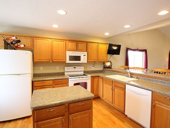 3rd image of 135 Buckingham Pl