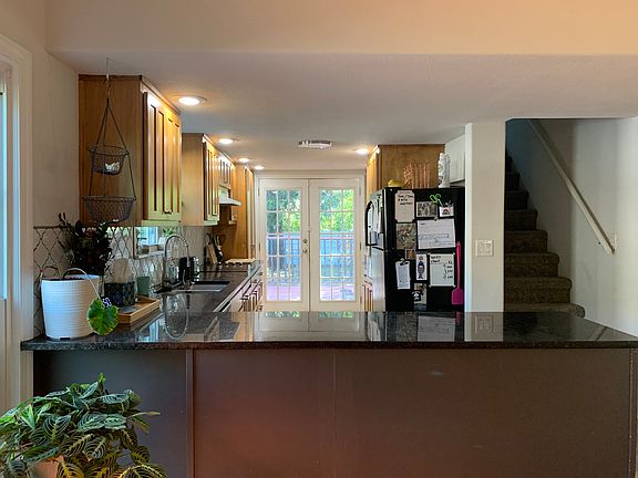 Large kitchen with lots of cabinets