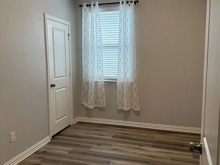 912 Monarch Ln — Photo 4