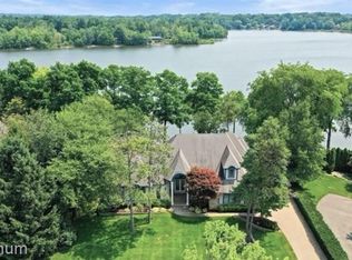 5611 Lake Ridge Dr, Brighton, MI 48116
