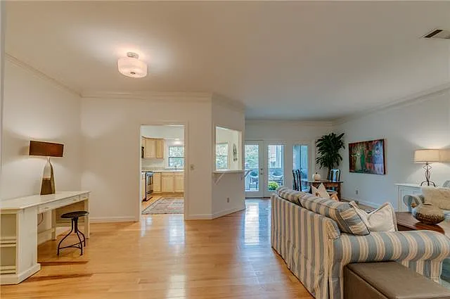 405 Ashlawn Ct — Photo 2