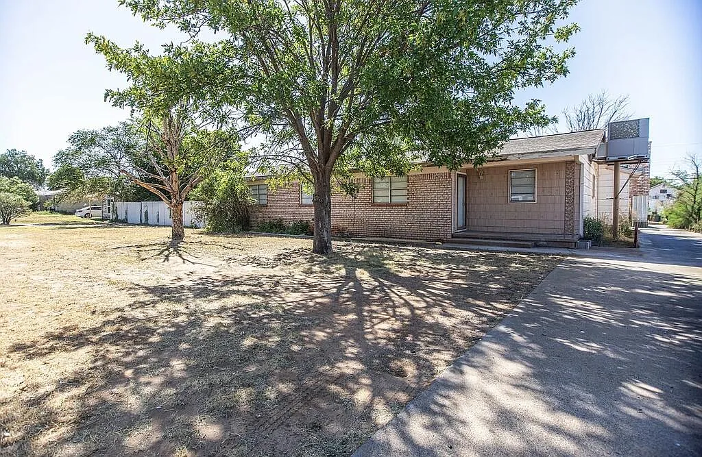 4 bed, 2.0 bath, 1944 sqft, $2,000 — Photo 1