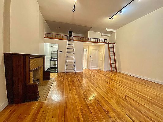 3rd image of 45 W 76th St APT 4