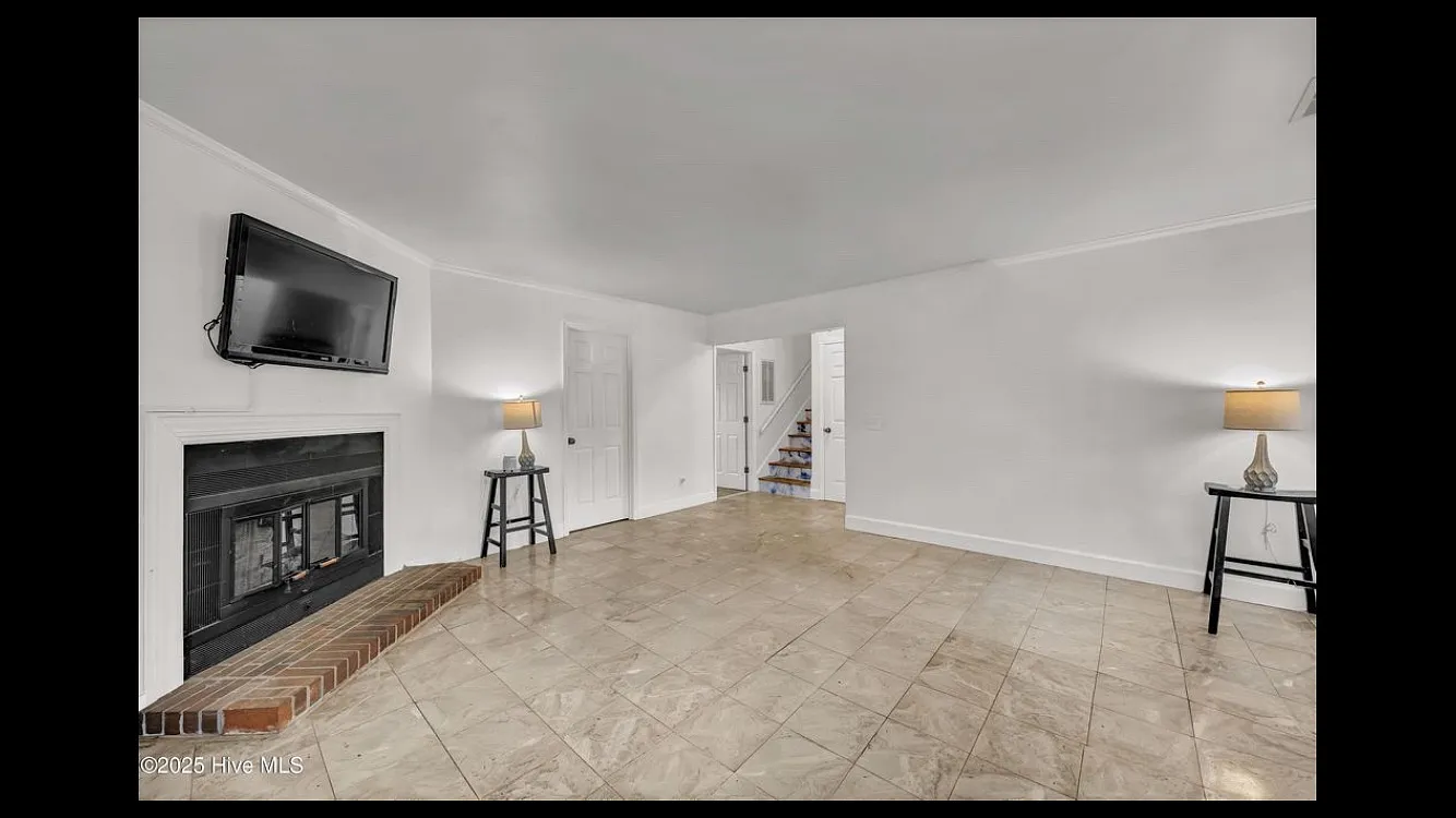 4 bed, 1800 sqft, $2,800 — Photo 2