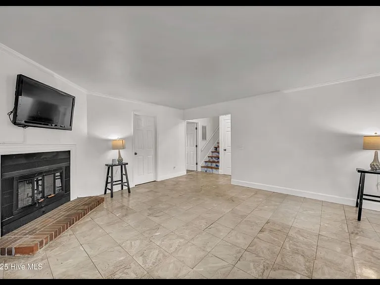 3436 Regency Dr — Photo 2