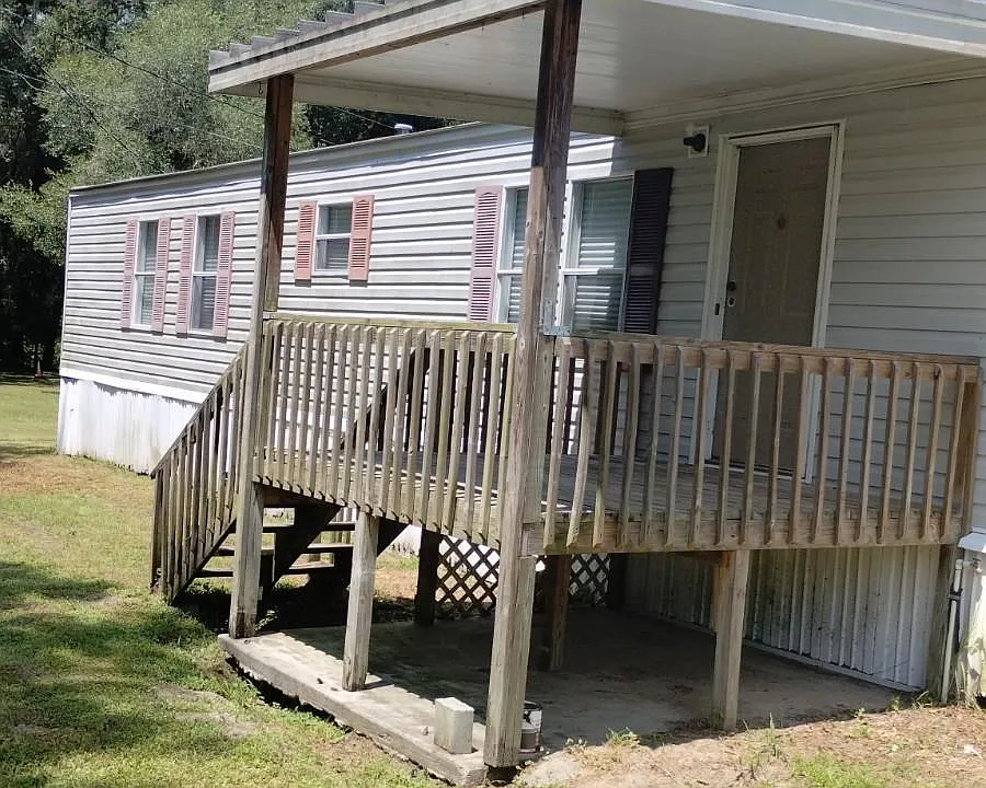 143 SE Laurence Ct