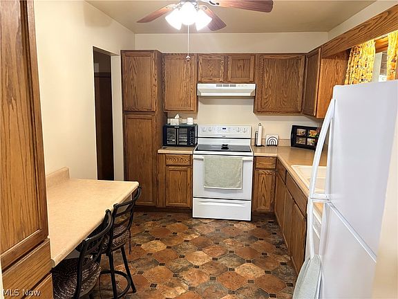 3rd image of 2860 Crestwood Dr NW