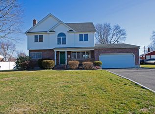 39 Verbena Dr, Commack, NY 11725