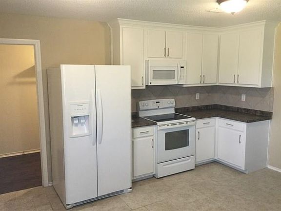 3rd image of 3004 Pineridge Dr