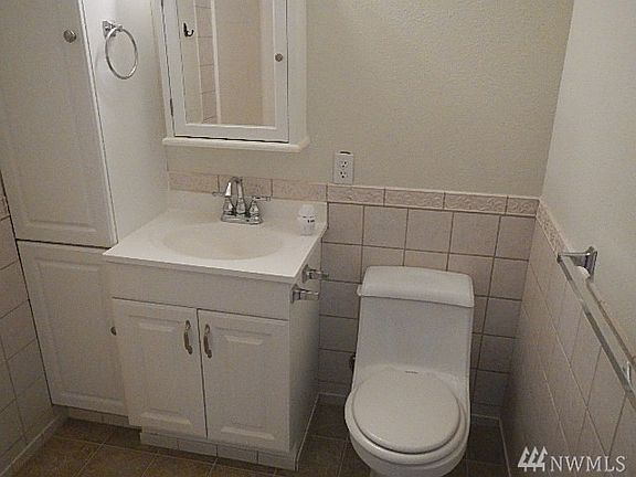 4th image of 3925 3927 80th St E