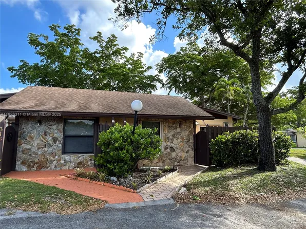 316 Briarwood Cir #4-17, Hollywood, FL 33024