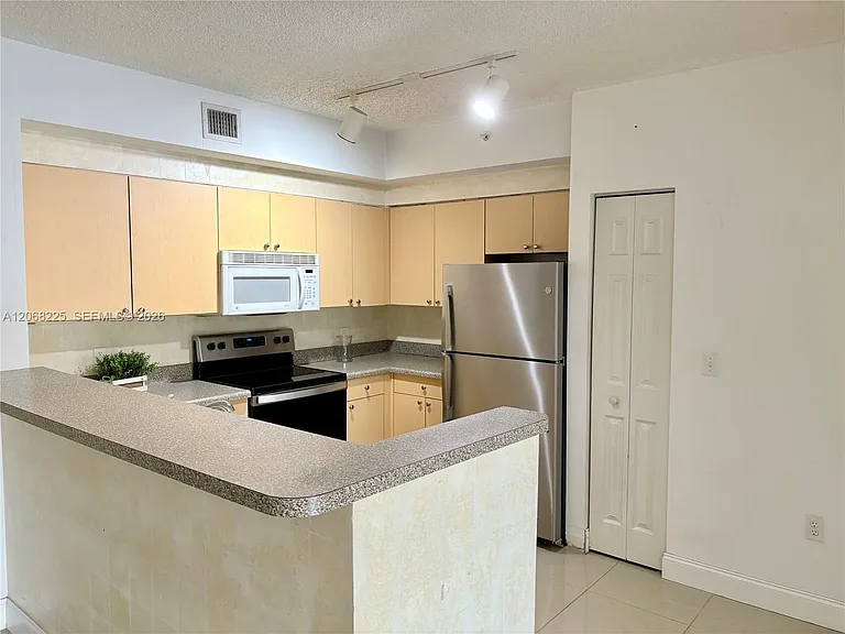 8030 N Nob Hill Rd #105 — Photo 2