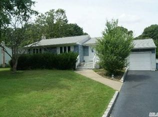 9 Hother Ln, Bay Shore, NY 11706