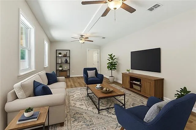 4 bed, 2.0 bath, 2192 sqft, $1,900 — Photo 4