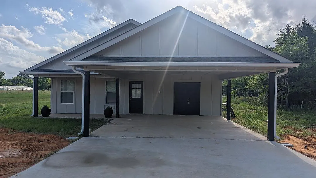 3 bed, 1900 sqft, $2,200 — Photo 1