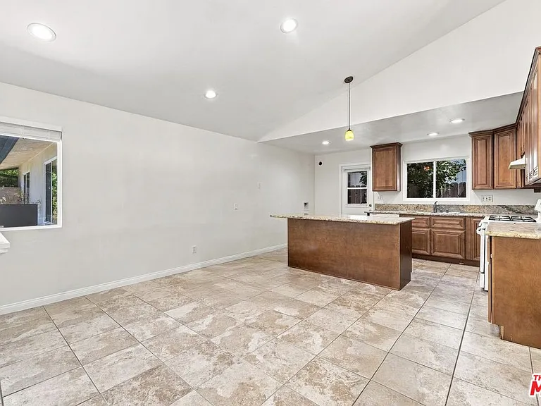 15920 Gledhill St — Photo 24