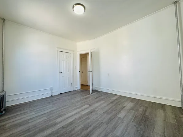 27-24 Gilmore Street image 3 of 10