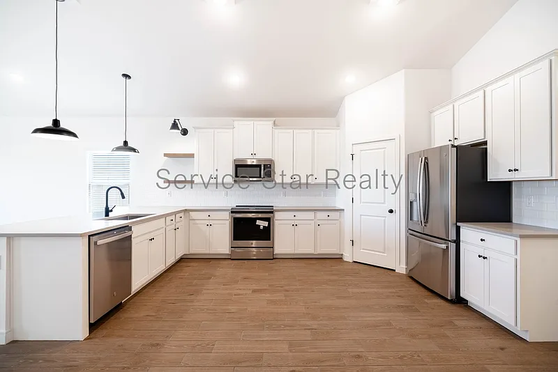 5 bed, 3.0 bath, 2082 sqft, $2,000 — Photo 3