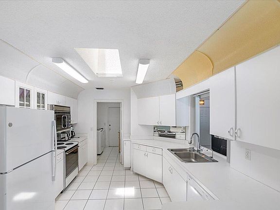 2nd image of 901 Sandy Oaks Dr