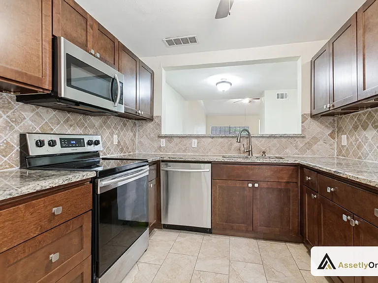 13719 Flagstone Ln — Photo 9