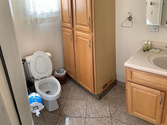 5th image of 545 Forest Ave #1