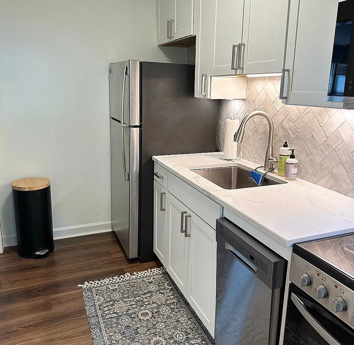 827 Daniels St — Photo 4
