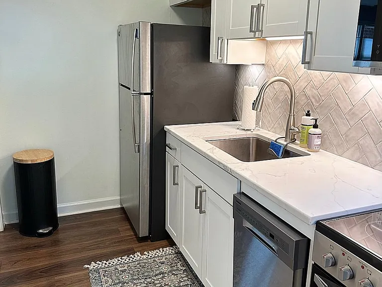 827 Daniels St — Photo 4