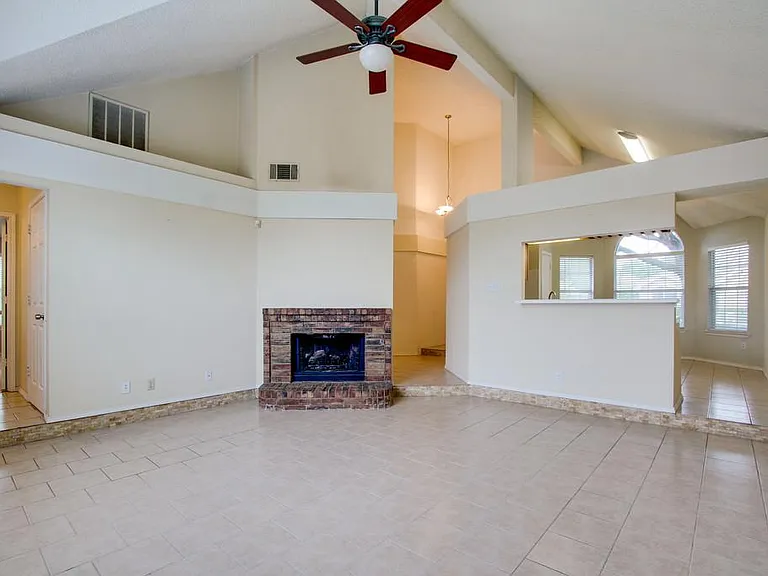2104 Regency Dr — Photo 8
