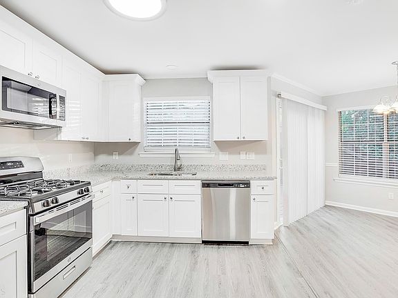 5th image of 910 Cobb Place Manor Dr