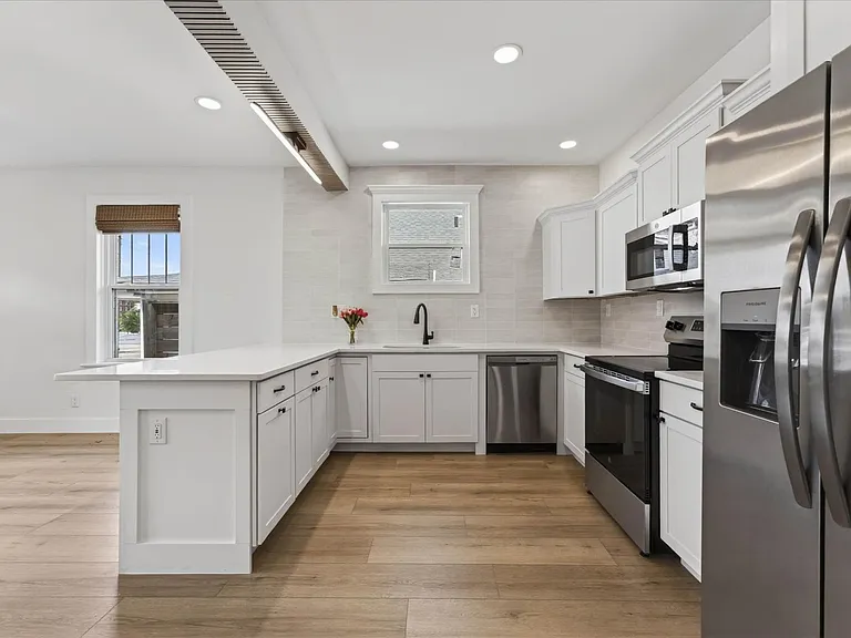 330 Main St — Photo 12