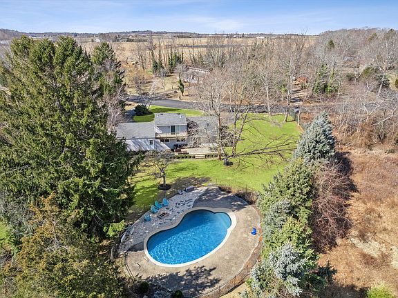 3rd image of 435 Old Saddle Ln