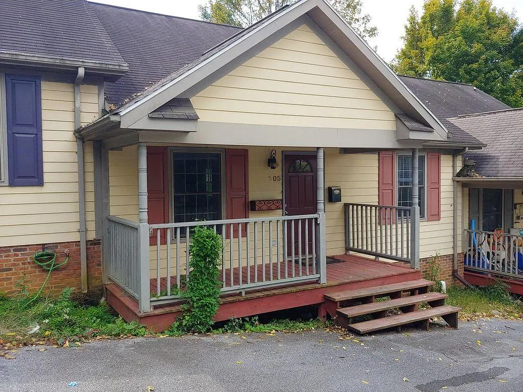 205 Correll Ln — Photo 2