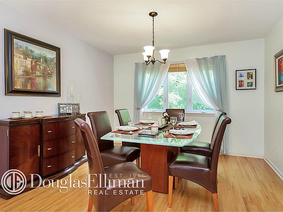 4th image of 11 Piping Rock Dr